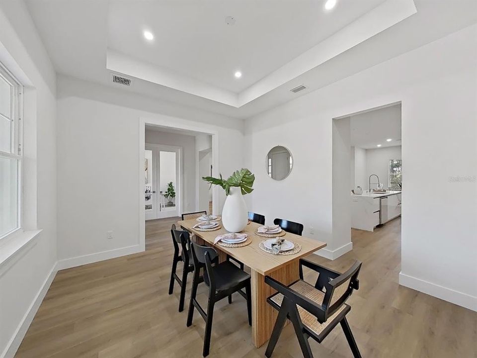 En Venta: $705,000 (3 camas, 3 baños, 2607 Pies cuadrados)