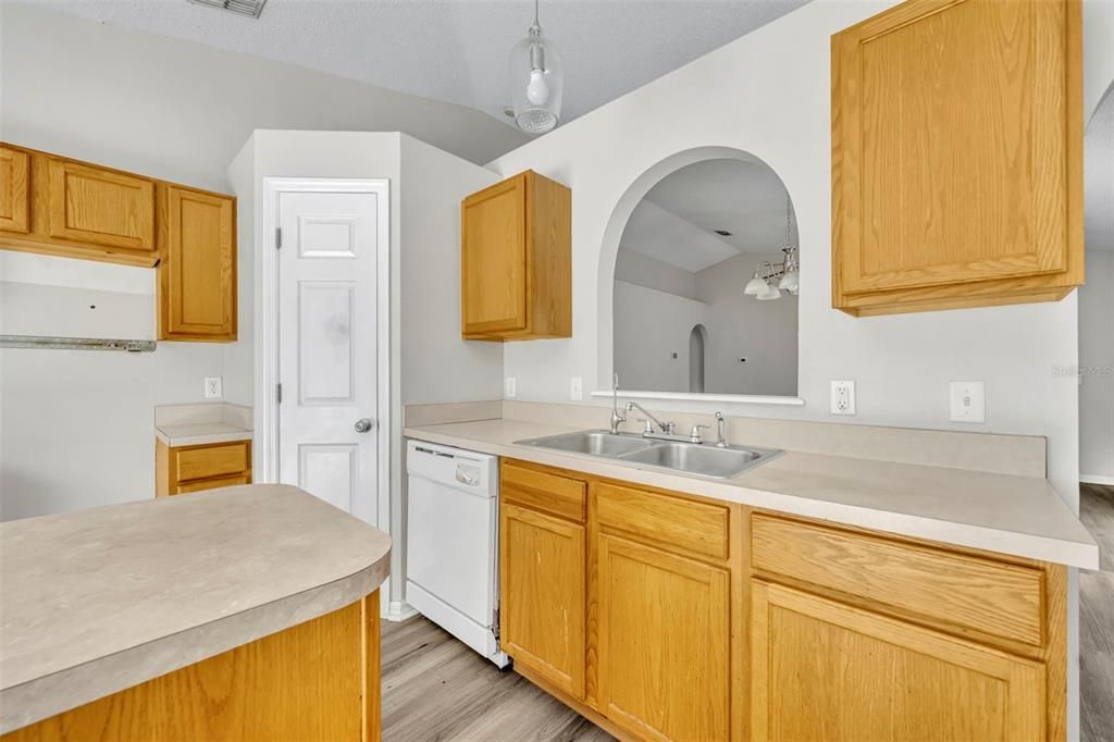 En Venta: $215,000 (3 camas, 2 baños, 1303 Pies cuadrados)