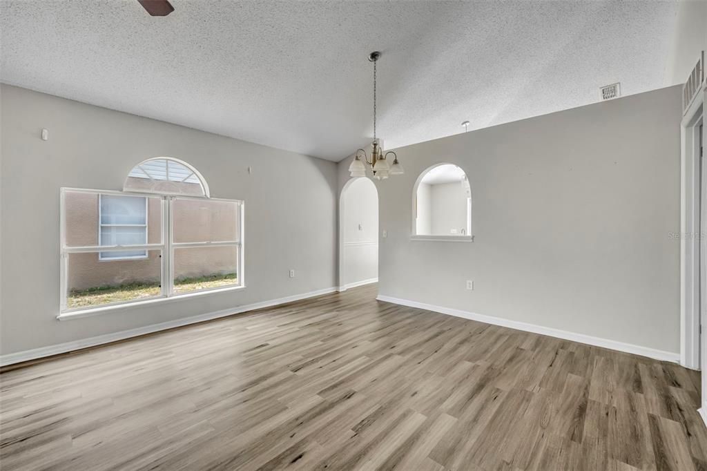 En Venta: $215,000 (3 camas, 2 baños, 1303 Pies cuadrados)