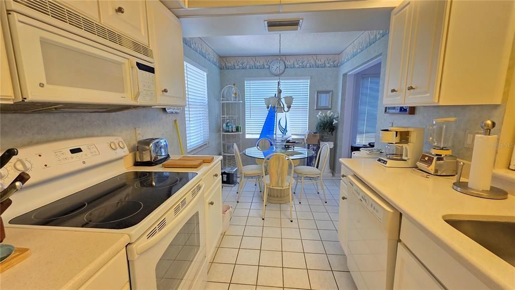 На продажу: $238,000 (2 спален, 2 ванн, 1099 Квадратных фут)