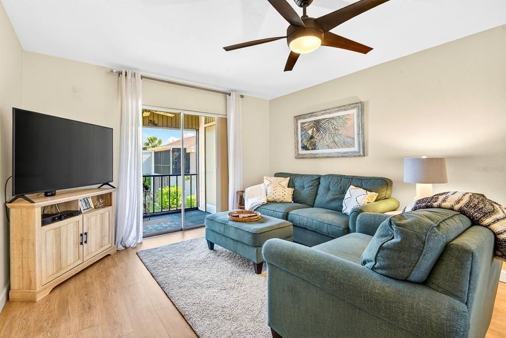 For Sale: $163,000 (2 beds, 2 baths, 947 Square Feet)