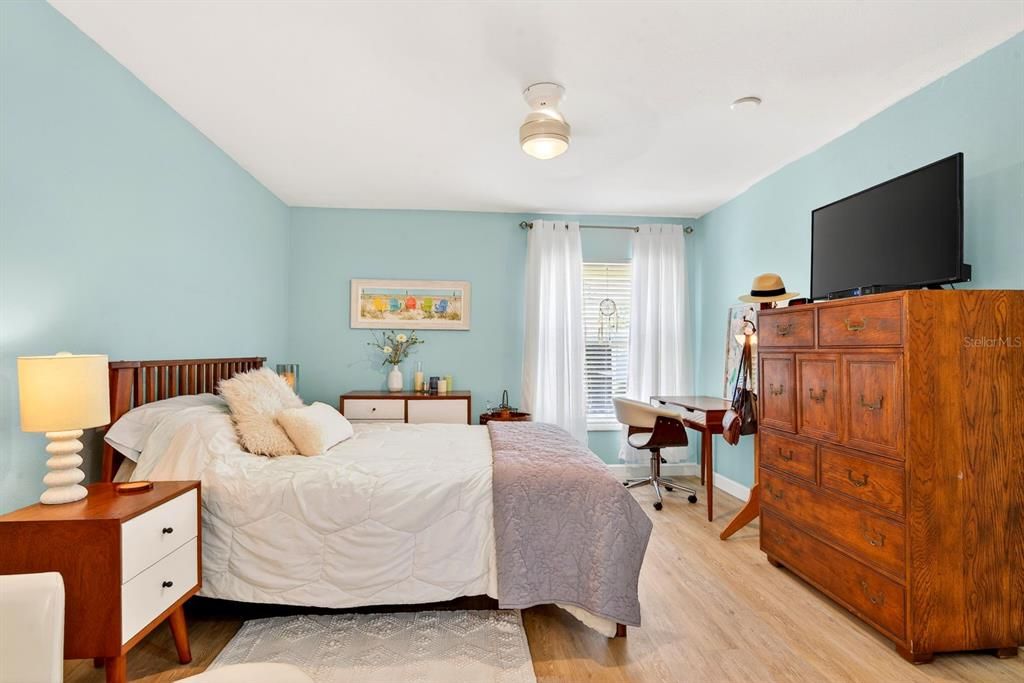 For Sale: $163,000 (2 beds, 2 baths, 947 Square Feet)