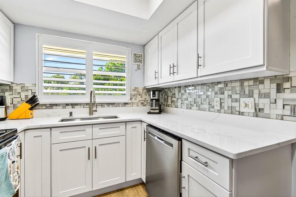 For Sale: $163,000 (2 beds, 2 baths, 947 Square Feet)