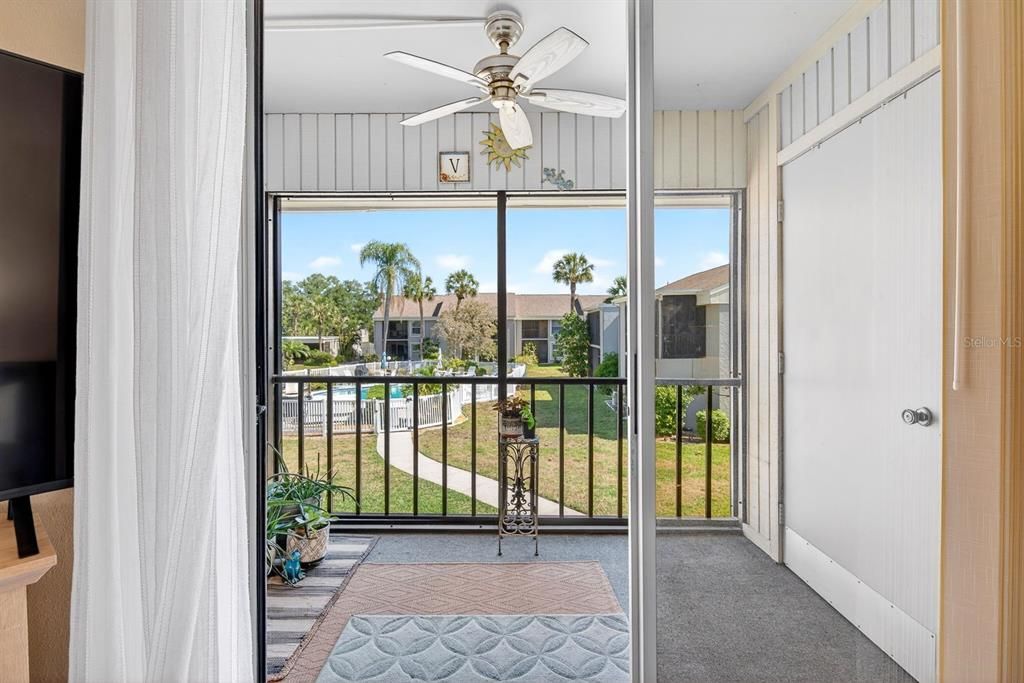 For Sale: $163,000 (2 beds, 2 baths, 947 Square Feet)