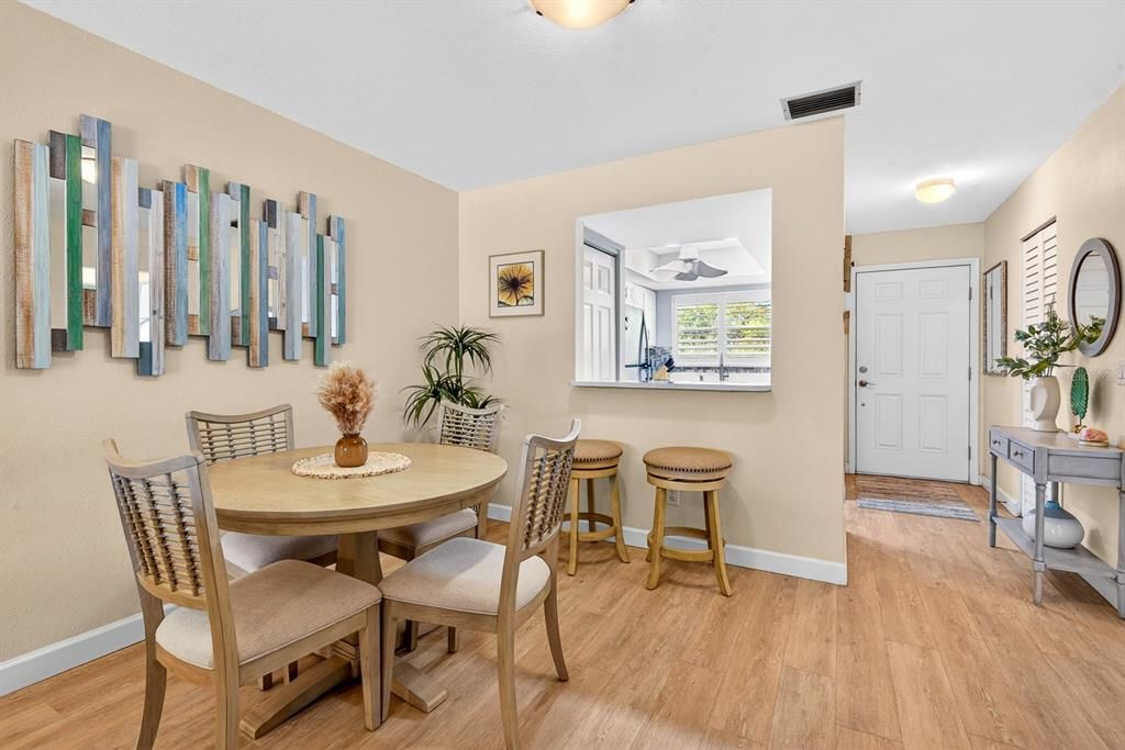 For Sale: $163,000 (2 beds, 2 baths, 947 Square Feet)
