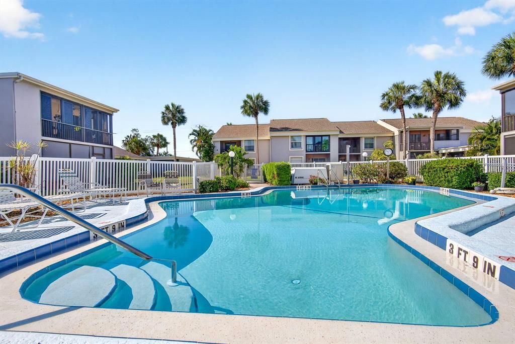 For Sale: $163,000 (2 beds, 2 baths, 947 Square Feet)