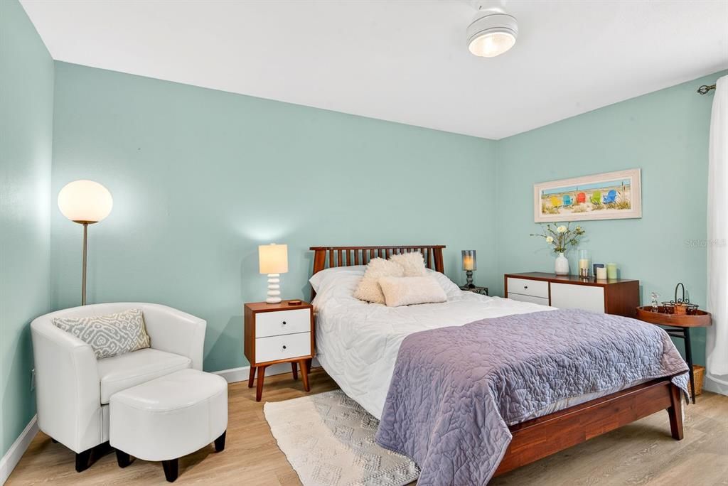 For Sale: $163,000 (2 beds, 2 baths, 947 Square Feet)