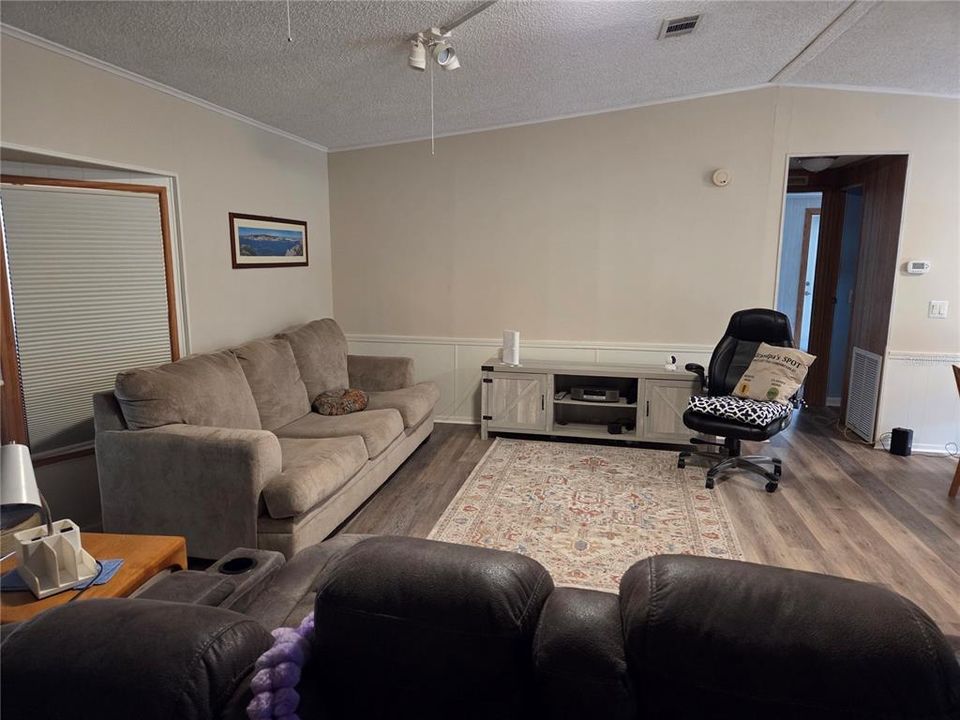 For Sale: $265,000 (3 beds, 2 baths, 1512 Square Feet)