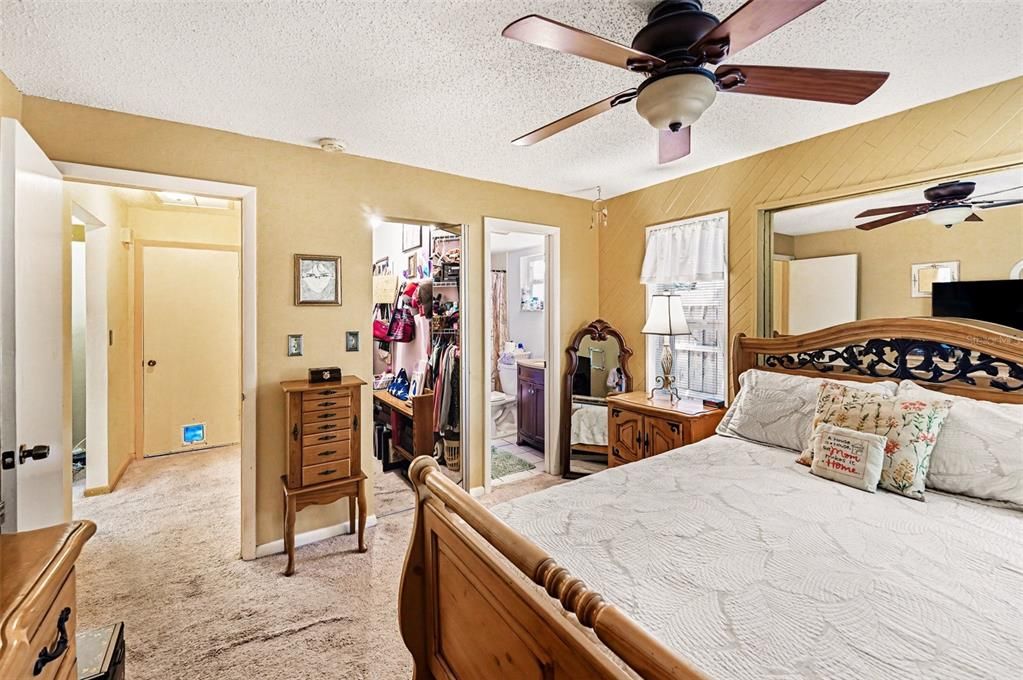 Activo con contrato: $365,000 (3 camas, 2 baños, 1203 Pies cuadrados)