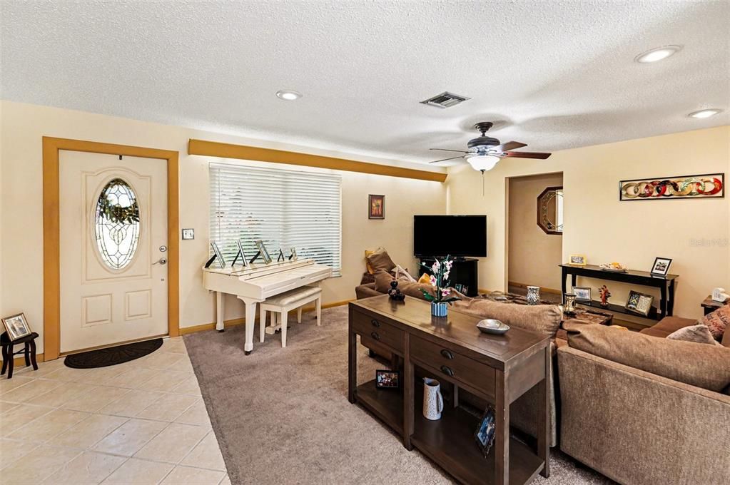 Activo con contrato: $365,000 (3 camas, 2 baños, 1203 Pies cuadrados)