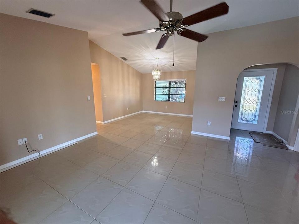 Activo con contrato: $1,895 (3 camas, 2 baños, 1451 Pies cuadrados)