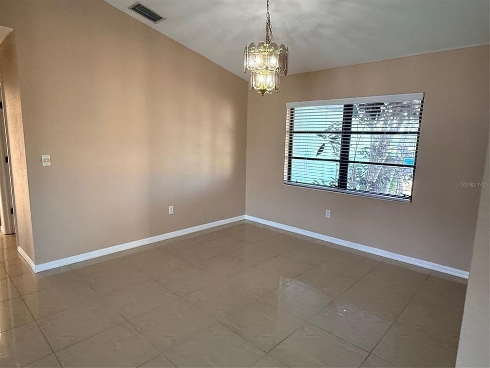 Activo con contrato: $1,895 (3 camas, 2 baños, 1451 Pies cuadrados)