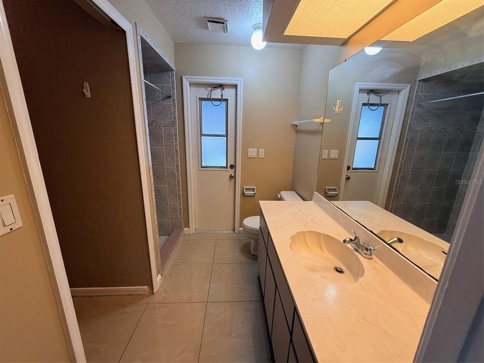 Activo con contrato: $1,895 (3 camas, 2 baños, 1451 Pies cuadrados)