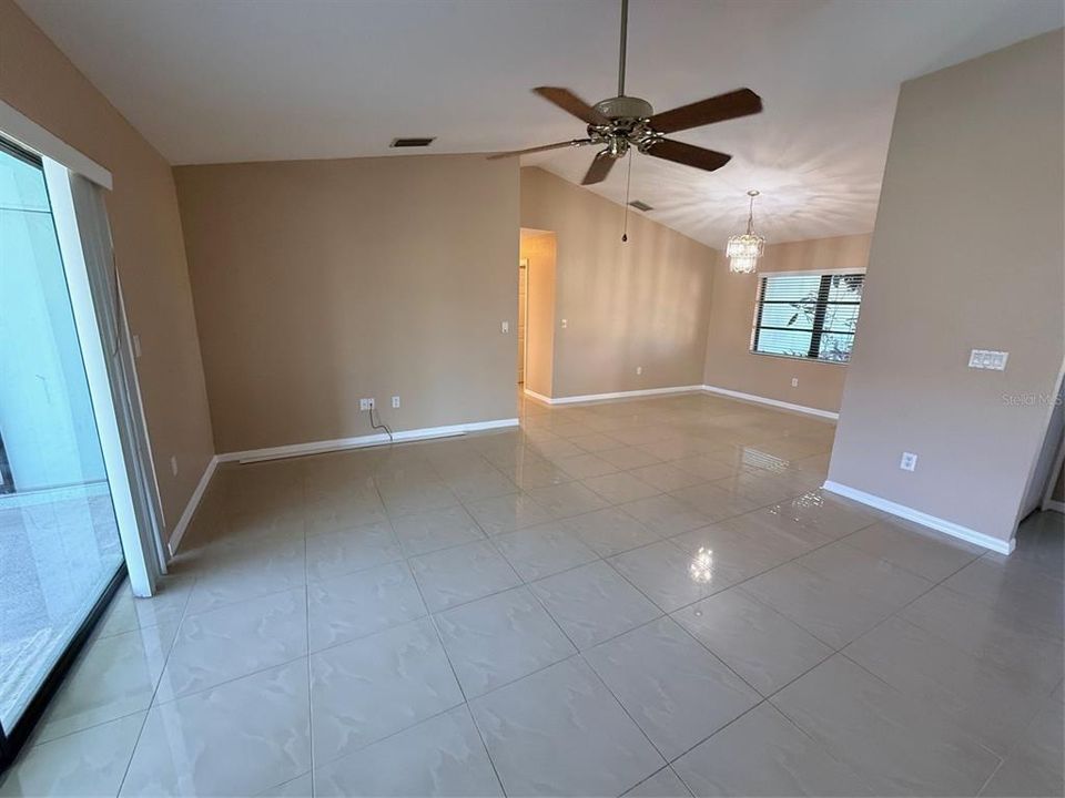 Activo con contrato: $1,895 (3 camas, 2 baños, 1451 Pies cuadrados)