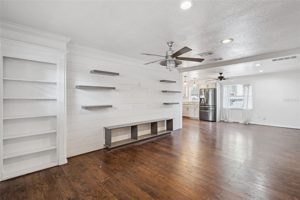 For Sale: $395,000 (3 beds, 2 baths, 1923 Square Feet)