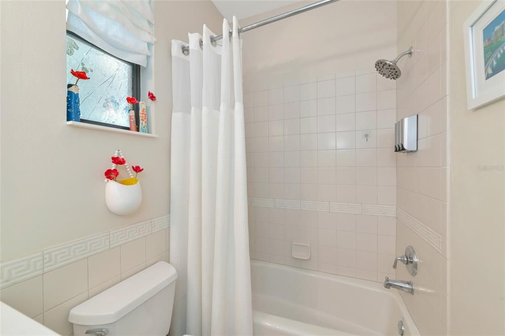 Activo con contrato: $799,000 (3 camas, 2 baños, 2319 Pies cuadrados)