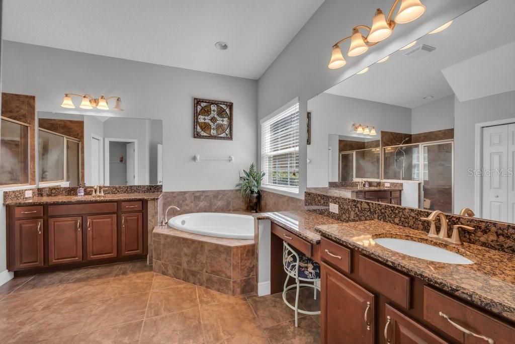 En Venta: $719,900 (4 camas, 4 baños, 3231 Pies cuadrados)