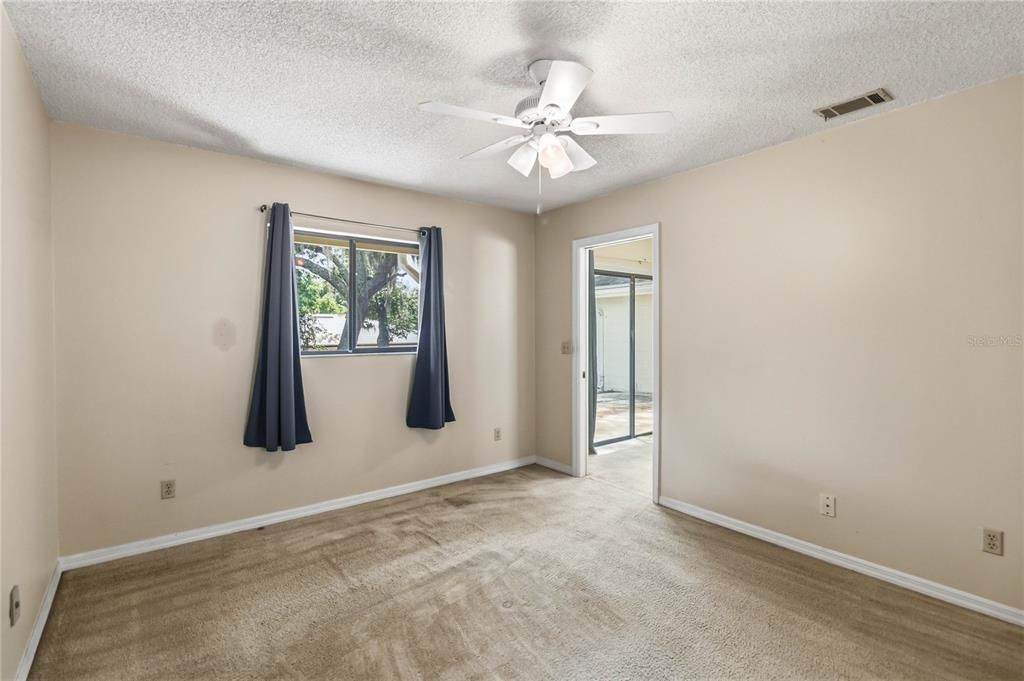 For Sale: $345,000 (4 beds, 2 baths, 1595 Square Feet)