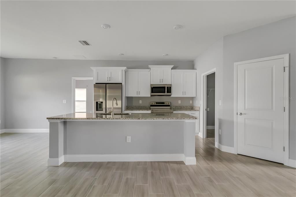 Activo con contrato: $289,000 (3 camas, 2 baños, 1684 Pies cuadrados)