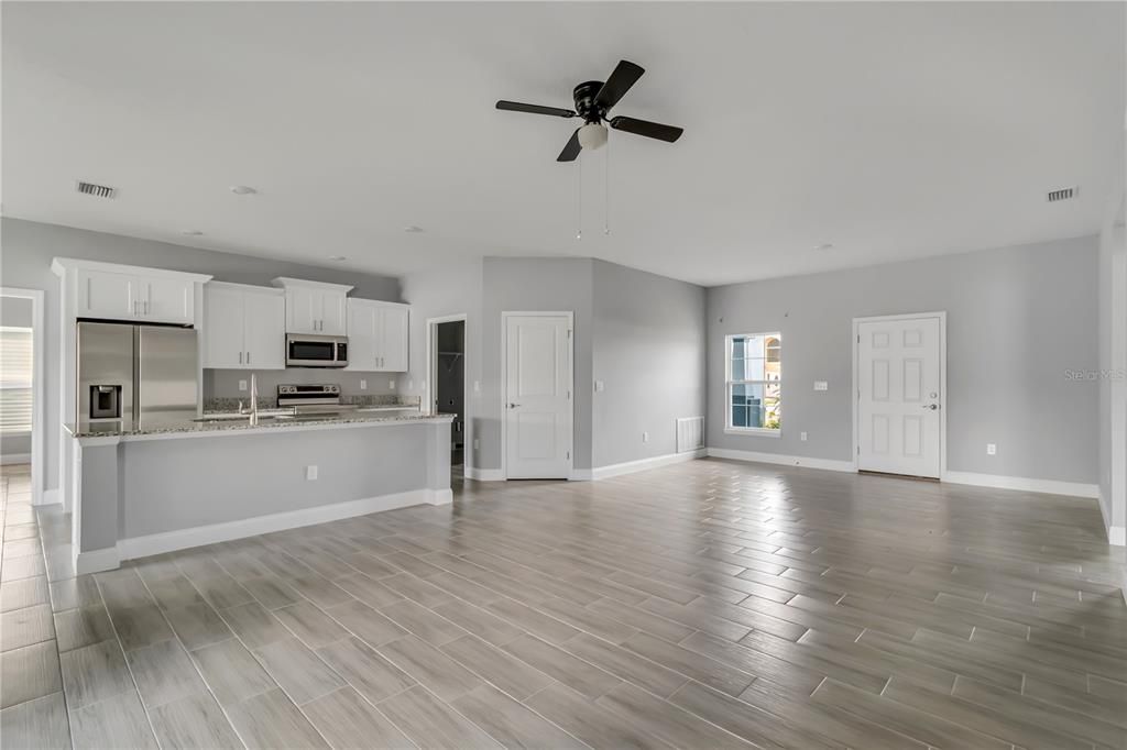 Activo con contrato: $289,000 (3 camas, 2 baños, 1684 Pies cuadrados)