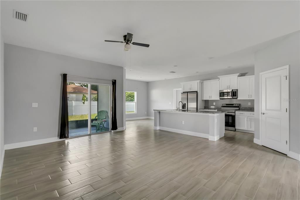 Activo con contrato: $289,000 (3 camas, 2 baños, 1684 Pies cuadrados)