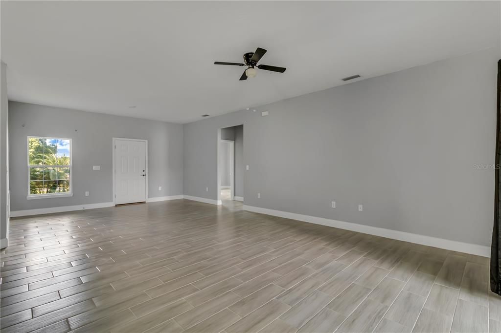Activo con contrato: $289,000 (3 camas, 2 baños, 1684 Pies cuadrados)