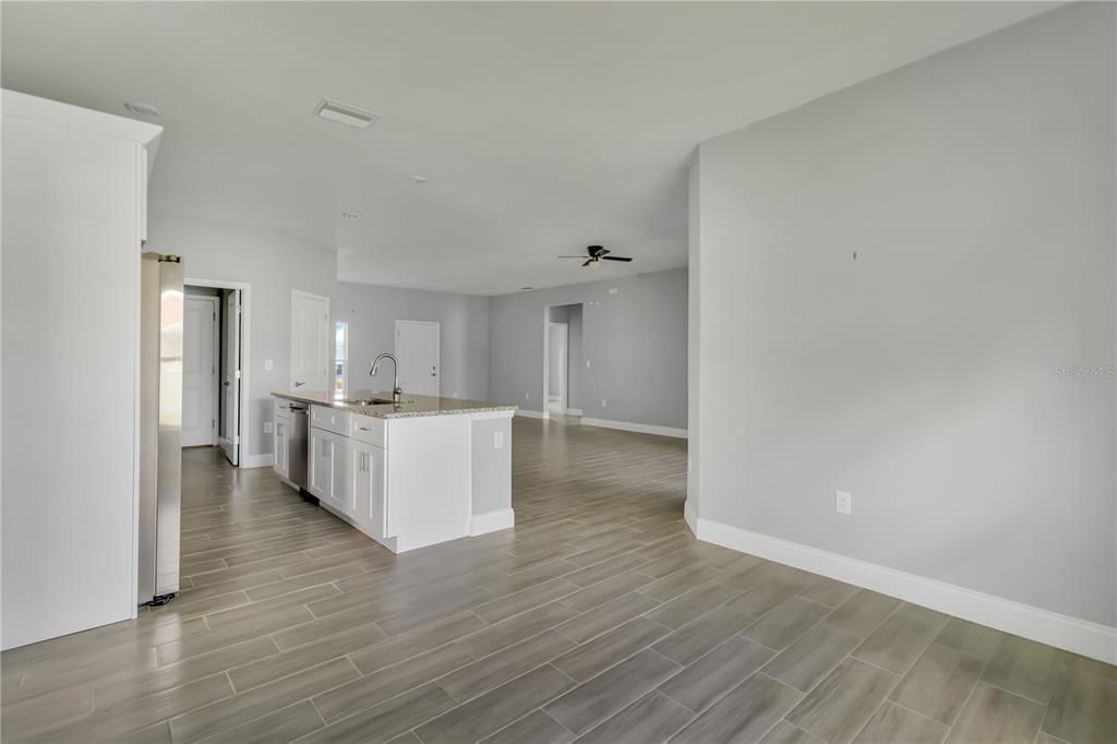 Activo con contrato: $289,000 (3 camas, 2 baños, 1684 Pies cuadrados)