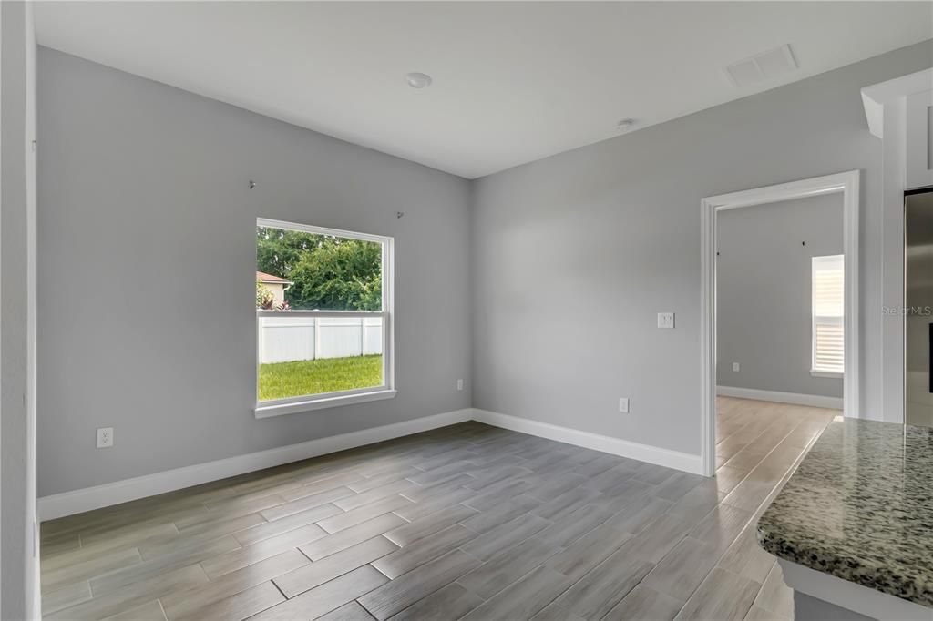 Activo con contrato: $289,000 (3 camas, 2 baños, 1684 Pies cuadrados)