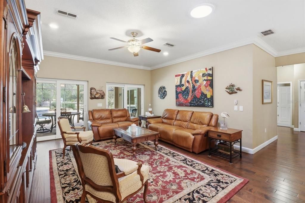 Activo con contrato: $599,000 (3 camas, 3 baños, 3000 Pies cuadrados)