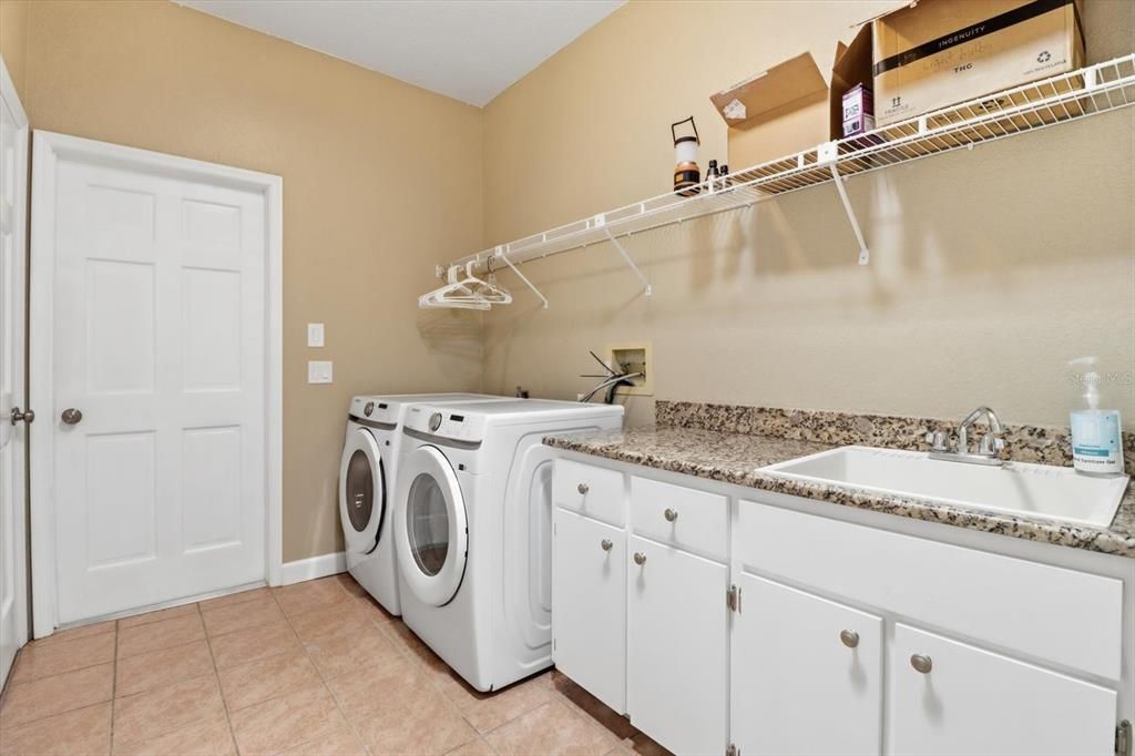 Activo con contrato: $599,000 (3 camas, 3 baños, 3000 Pies cuadrados)