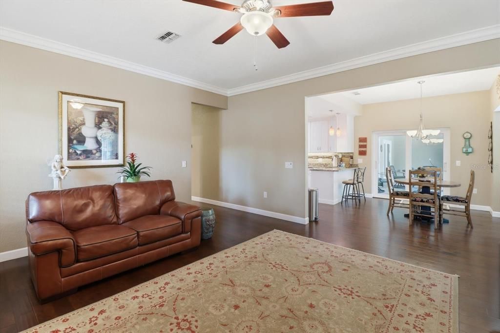 Activo con contrato: $599,000 (3 camas, 3 baños, 3000 Pies cuadrados)