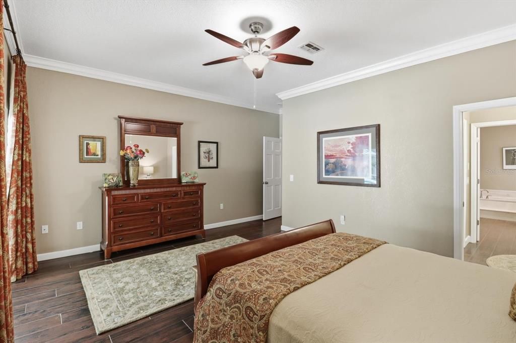 Activo con contrato: $599,000 (3 camas, 3 baños, 3000 Pies cuadrados)