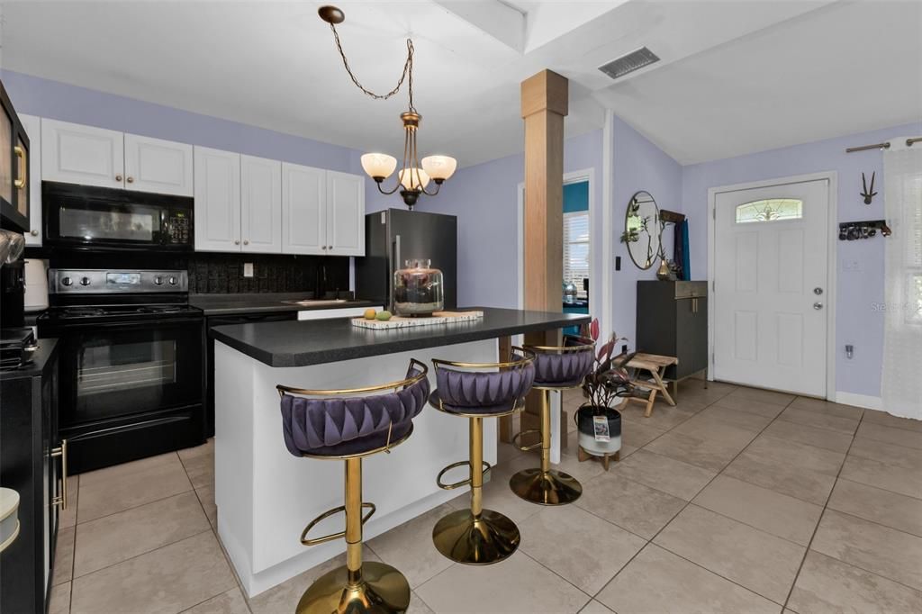 Activo con contrato: $195,000 (3 camas, 1 baños, 1011 Pies cuadrados)