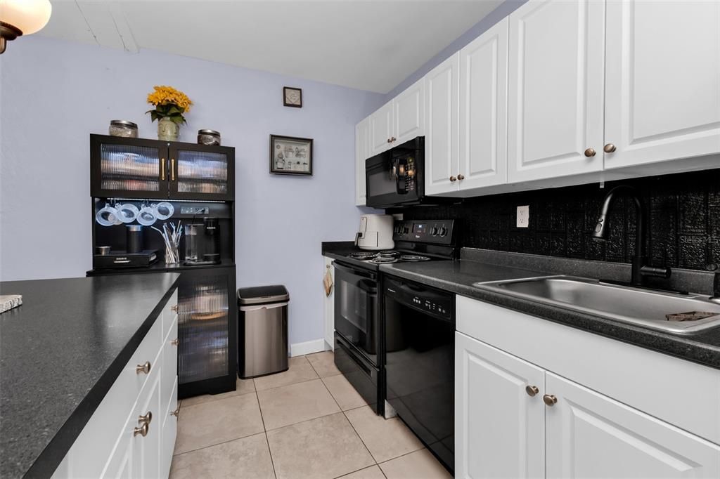 Activo con contrato: $195,000 (3 camas, 1 baños, 1011 Pies cuadrados)