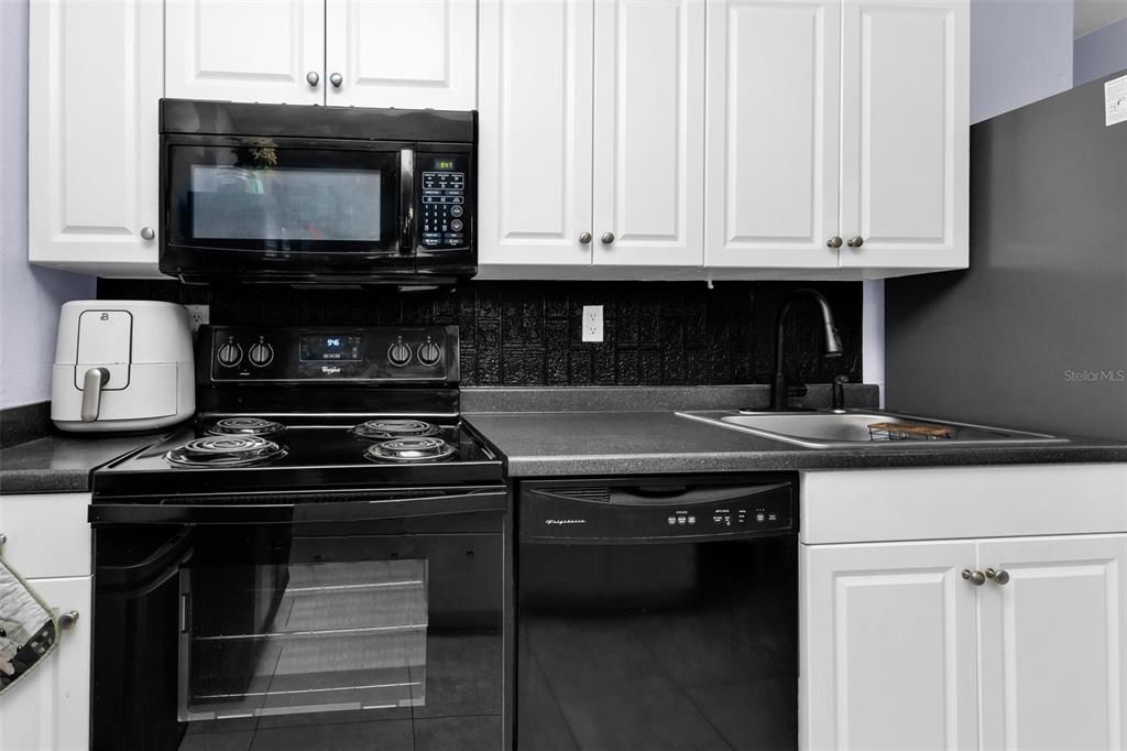 Activo con contrato: $195,000 (3 camas, 1 baños, 1011 Pies cuadrados)