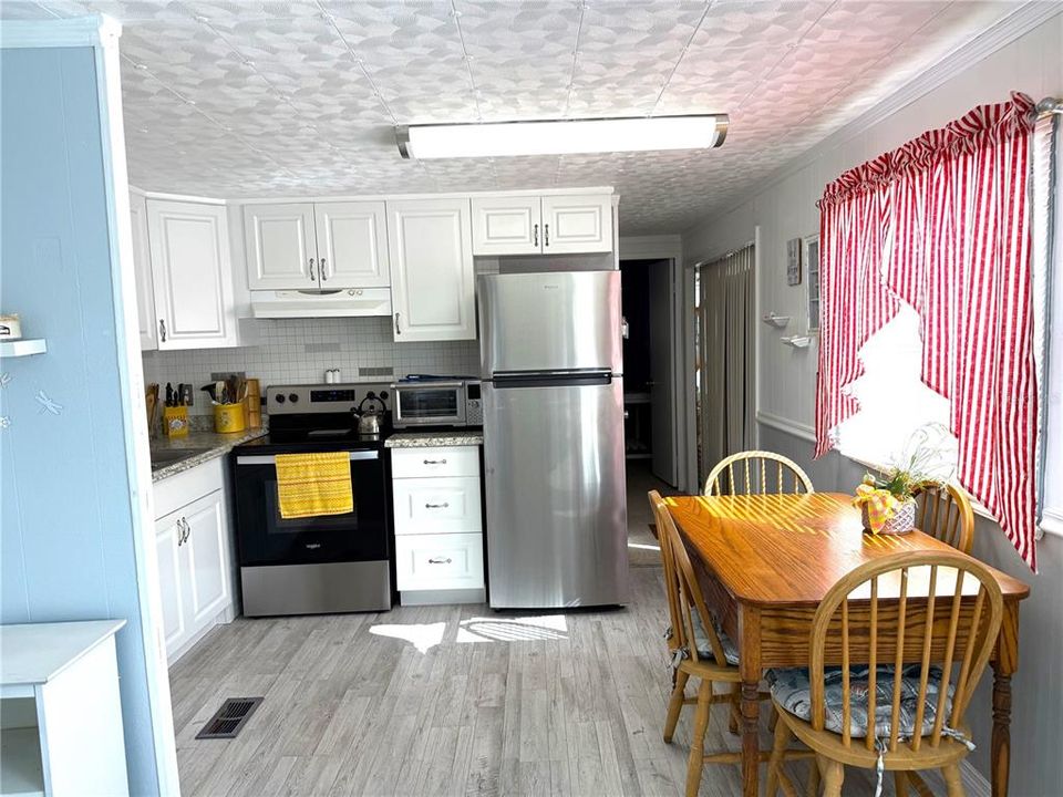 For Sale: $114,500 (2 beds, 2 baths, 672 Square Feet)