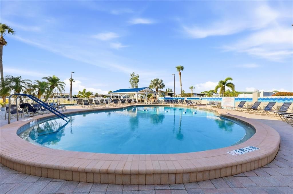 For Sale: $114,500 (2 beds, 2 baths, 672 Square Feet)