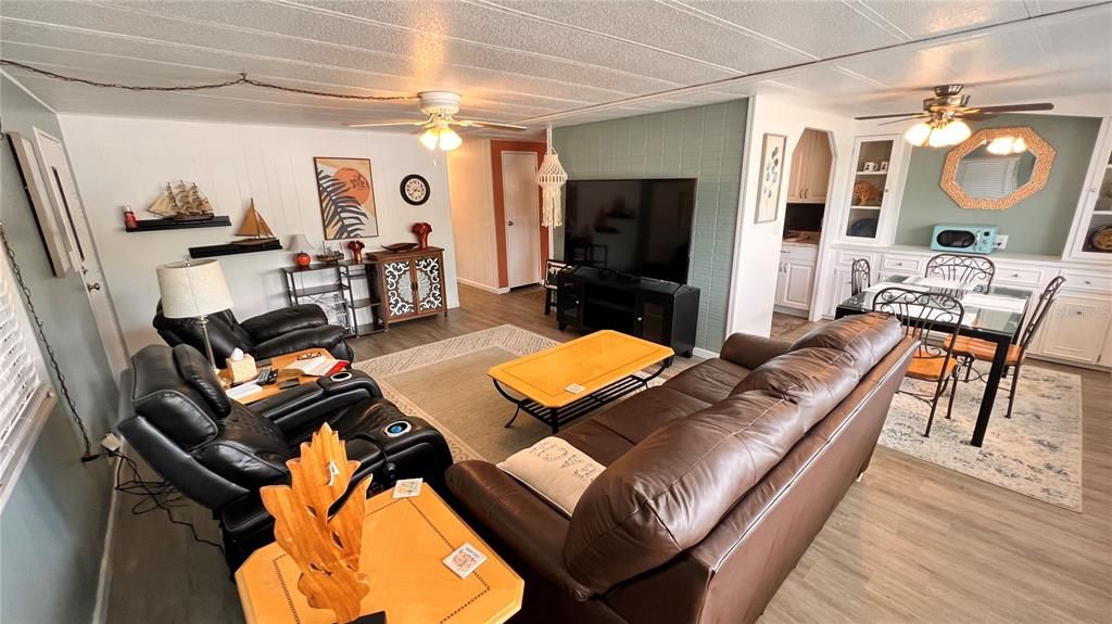 En Venta: $169,400 (2 camas, 2 baños, 989 Pies cuadrados)