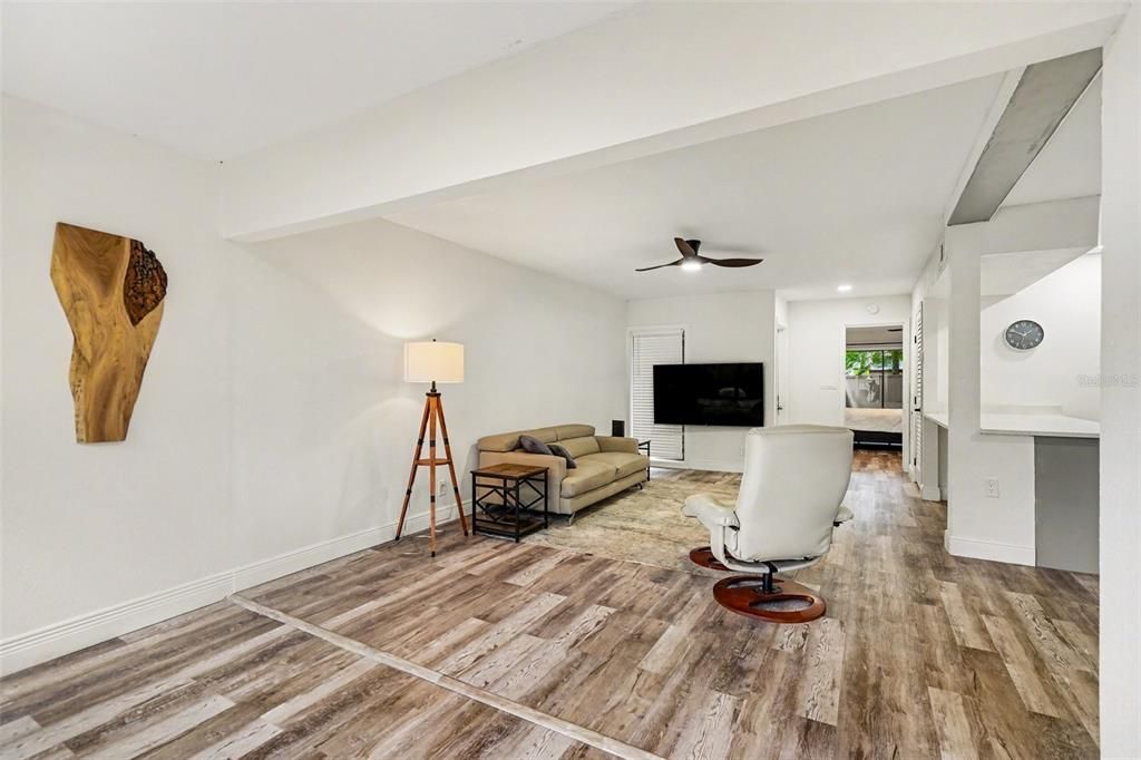 For Sale: $94,900 (1 beds, 1 baths, 877 Square Feet)