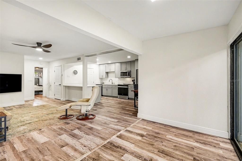 For Sale: $94,900 (1 beds, 1 baths, 877 Square Feet)