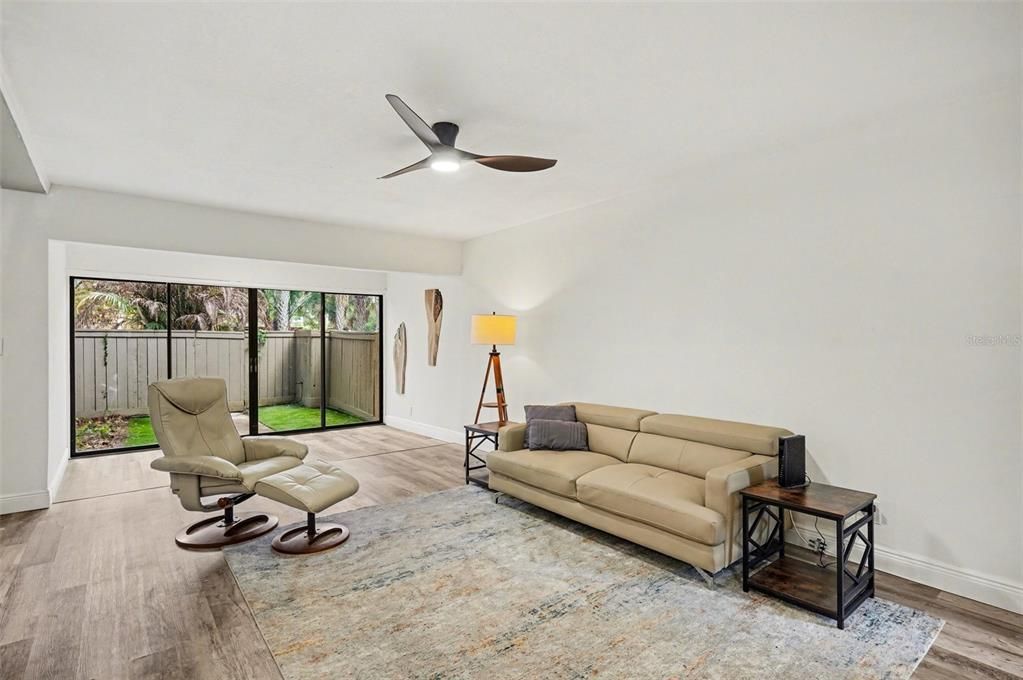 For Sale: $94,900 (1 beds, 1 baths, 877 Square Feet)
