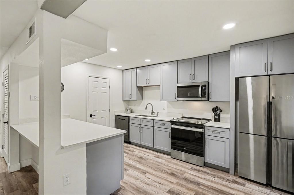 For Sale: $94,900 (1 beds, 1 baths, 877 Square Feet)