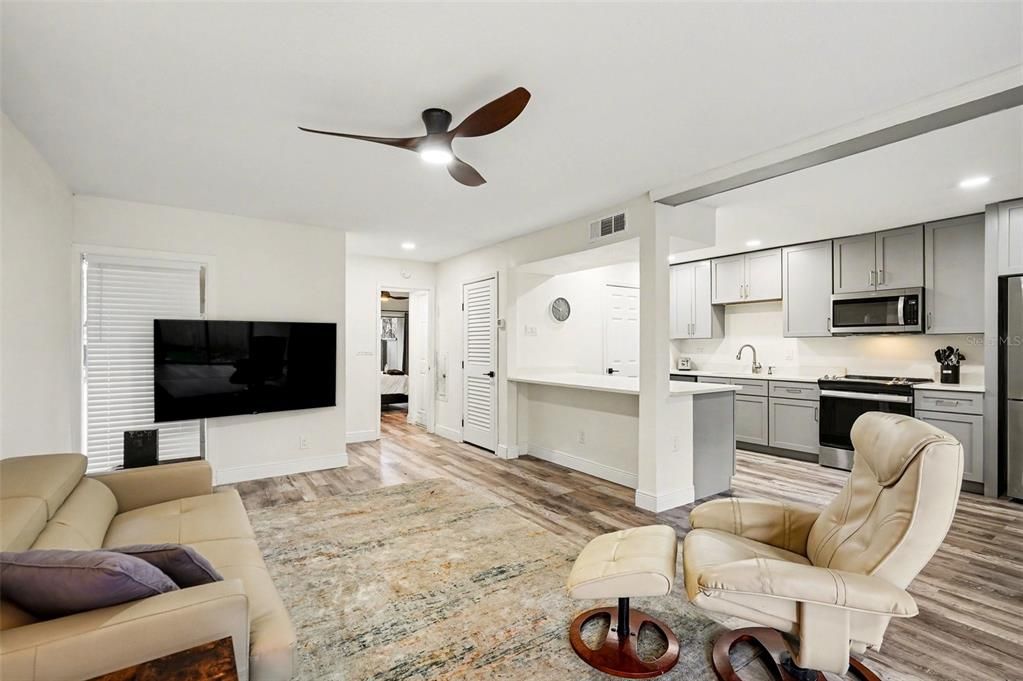 For Sale: $94,900 (1 beds, 1 baths, 877 Square Feet)