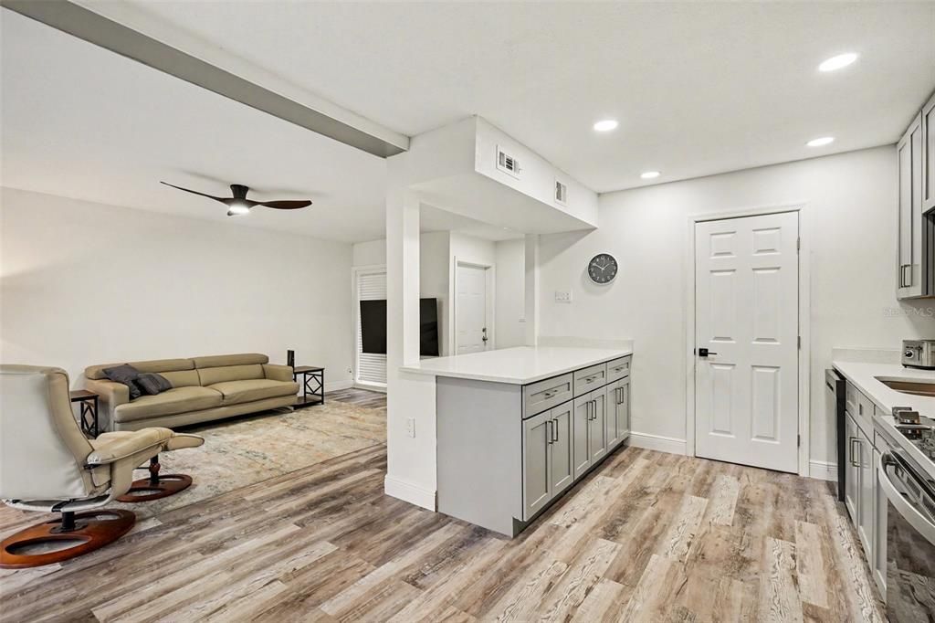 For Sale: $94,900 (1 beds, 1 baths, 877 Square Feet)