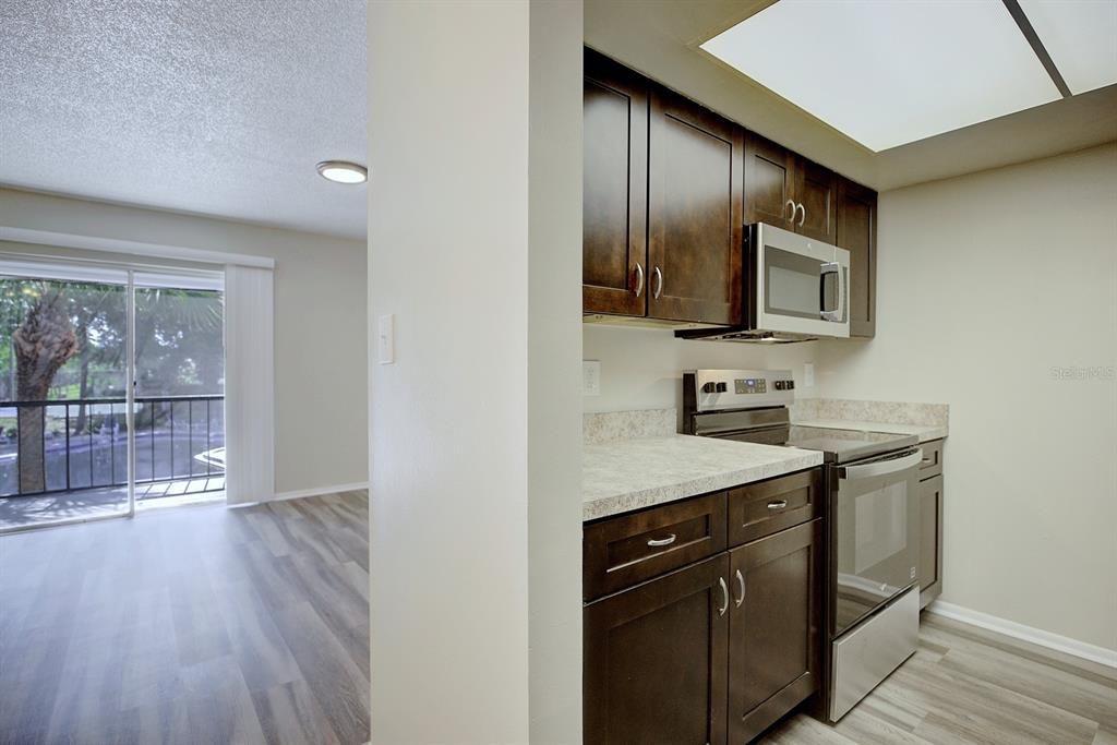 For Sale: $154,900 (1 beds, 1 baths, 678 Square Feet)