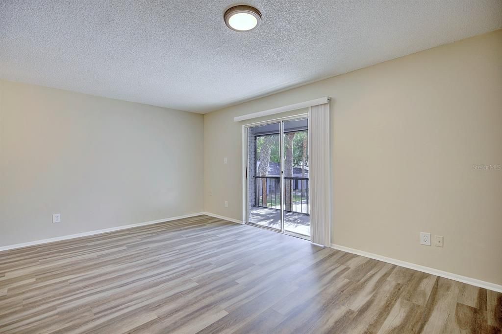For Sale: $154,900 (1 beds, 1 baths, 678 Square Feet)