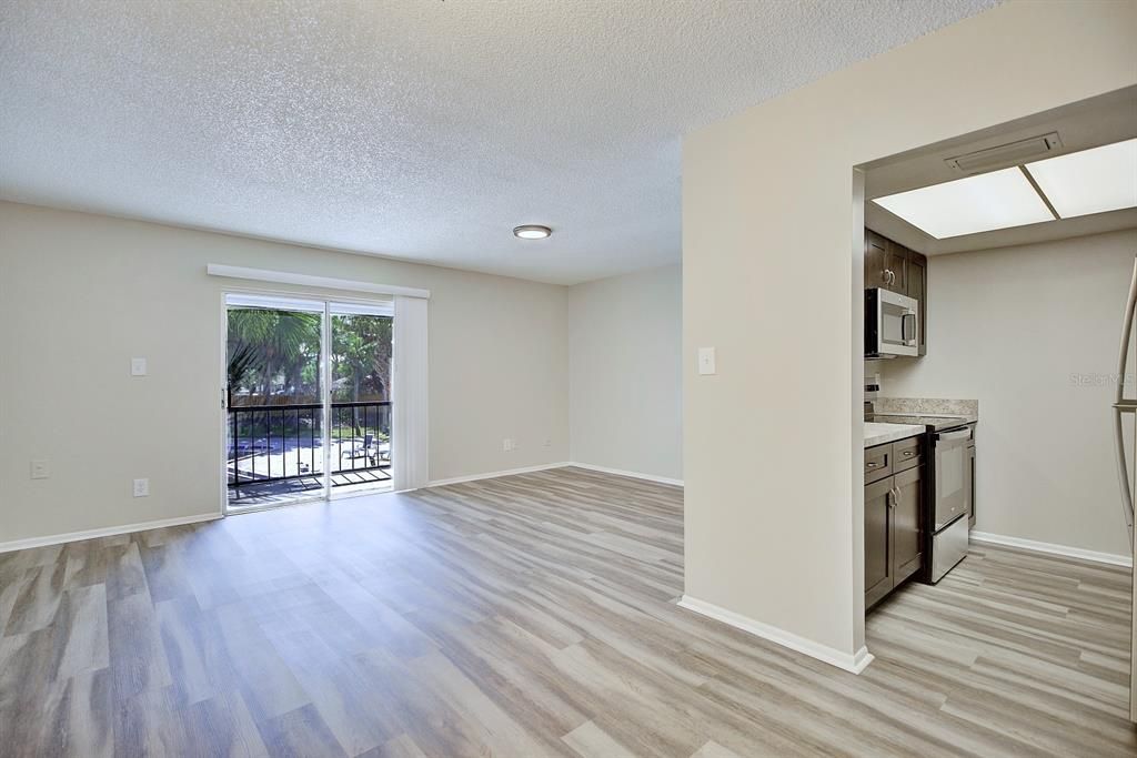For Sale: $154,900 (1 beds, 1 baths, 678 Square Feet)
