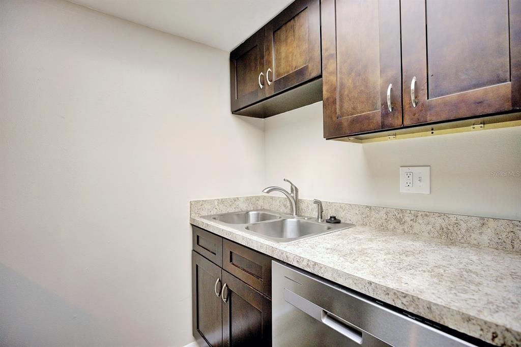For Sale: $154,900 (1 beds, 1 baths, 678 Square Feet)