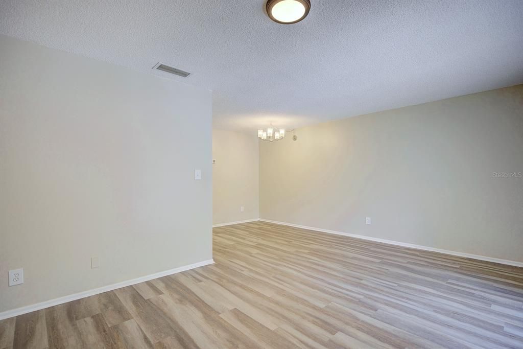 For Sale: $154,900 (1 beds, 1 baths, 678 Square Feet)