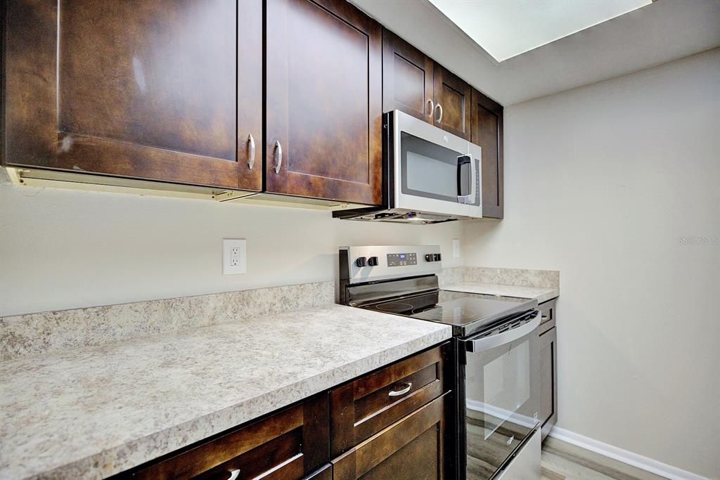 For Sale: $154,900 (1 beds, 1 baths, 678 Square Feet)